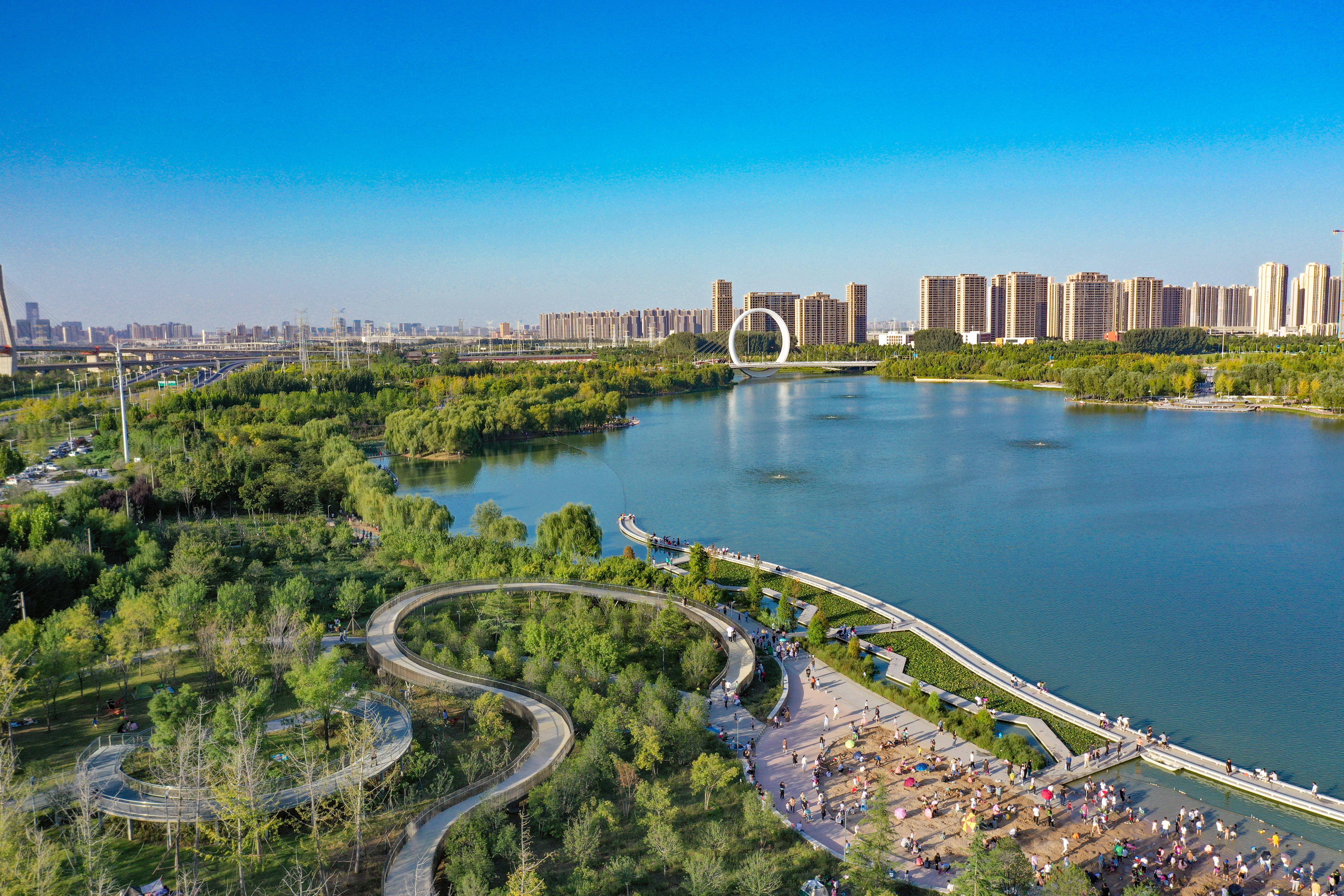 郑州市经开区滨河国际新城南曹轻轨站通车助力经济提振与消费升级