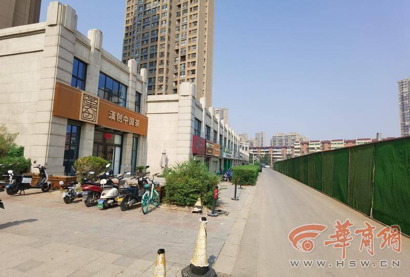 垃圾站不是强制要求就可以不建?西安绿地曲江名城小区门口摆满垃圾桶