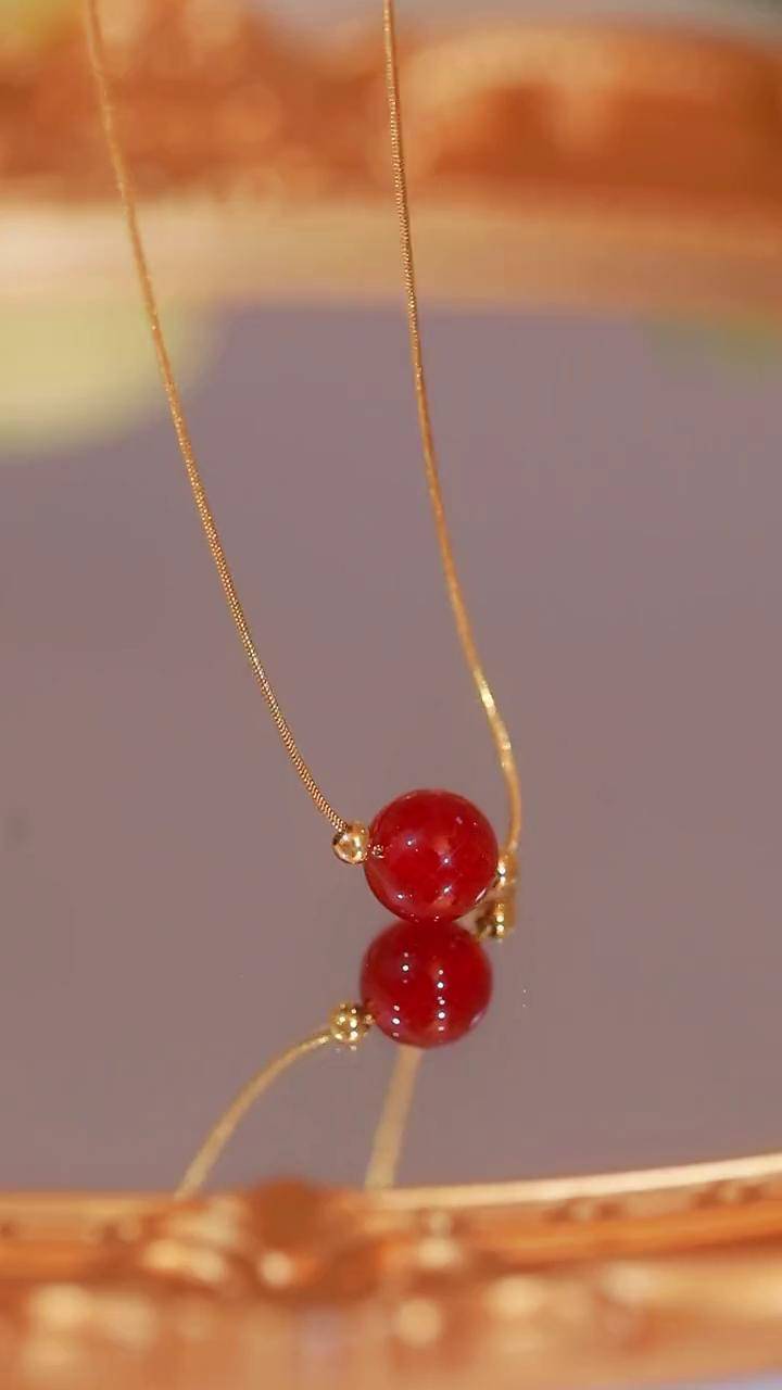 一夜之间就火的相思豆项链,愿日日相间,不负相思.相思红豆