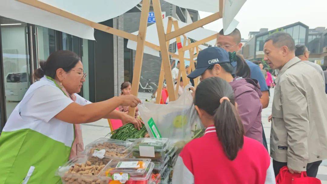 东升跃阳农场带来了刚从地里拔除洗净的鲜姜,不少居民围上前来挑选