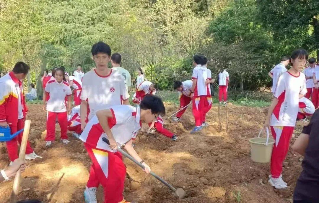 现场而在9月25日,贵阳市南明区李端棻中学也组织了全体初二年级学生