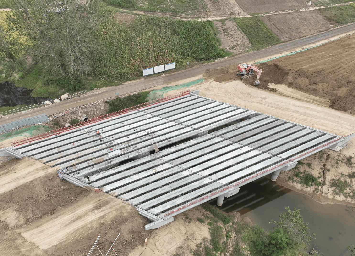 徐淮阜高速亳州段路基02标项目主线桥梁板架设完成