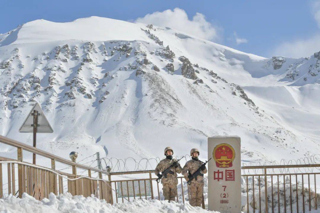 2023年4月13日,周林平(右)和高光辉在中国和巴基斯坦边境7号界碑处