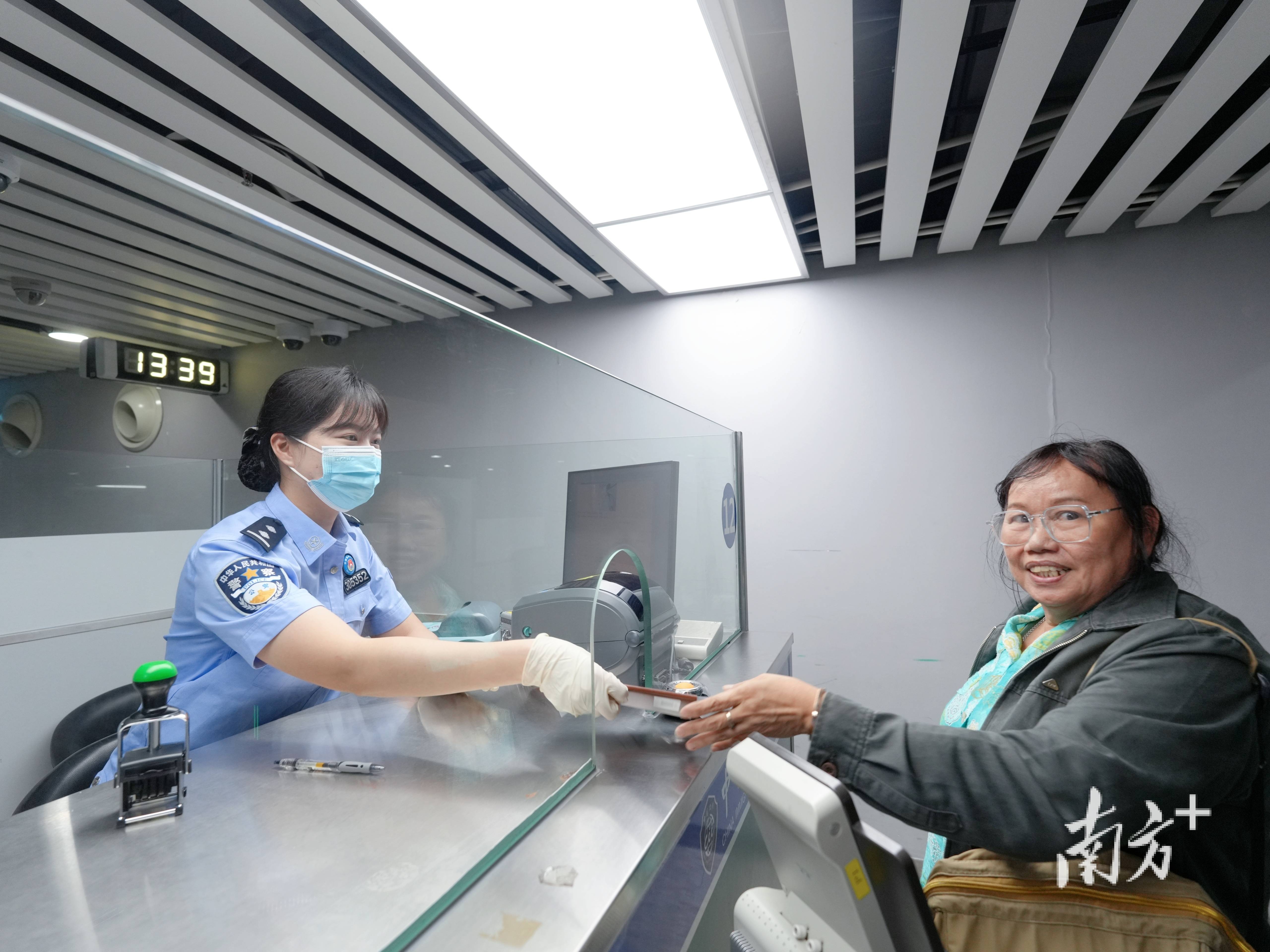 叠加国庆假期广大旅客出入境需求,据深圳边检总站统计,潮汕机场口岸