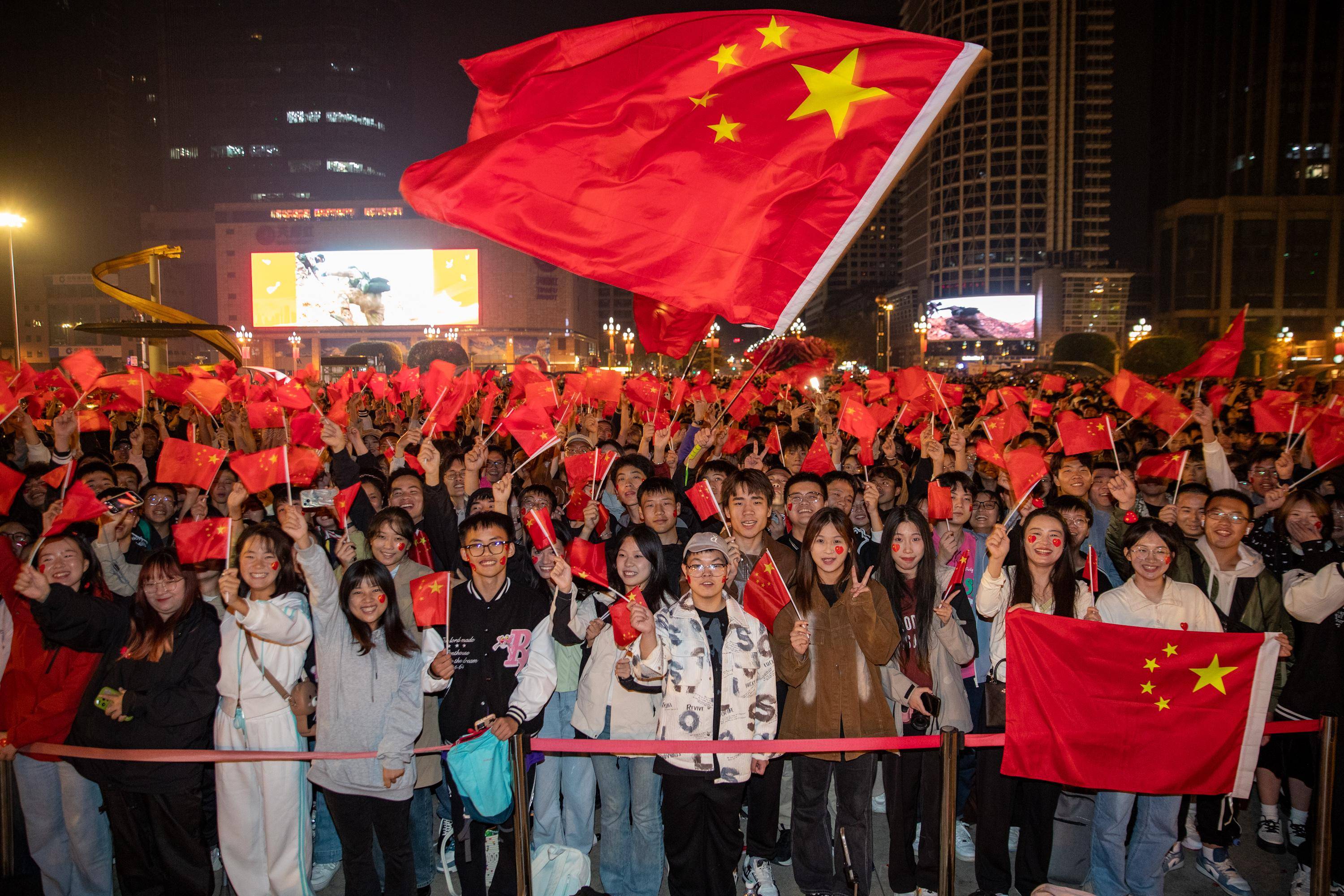 成都天府广场举行升旗仪式