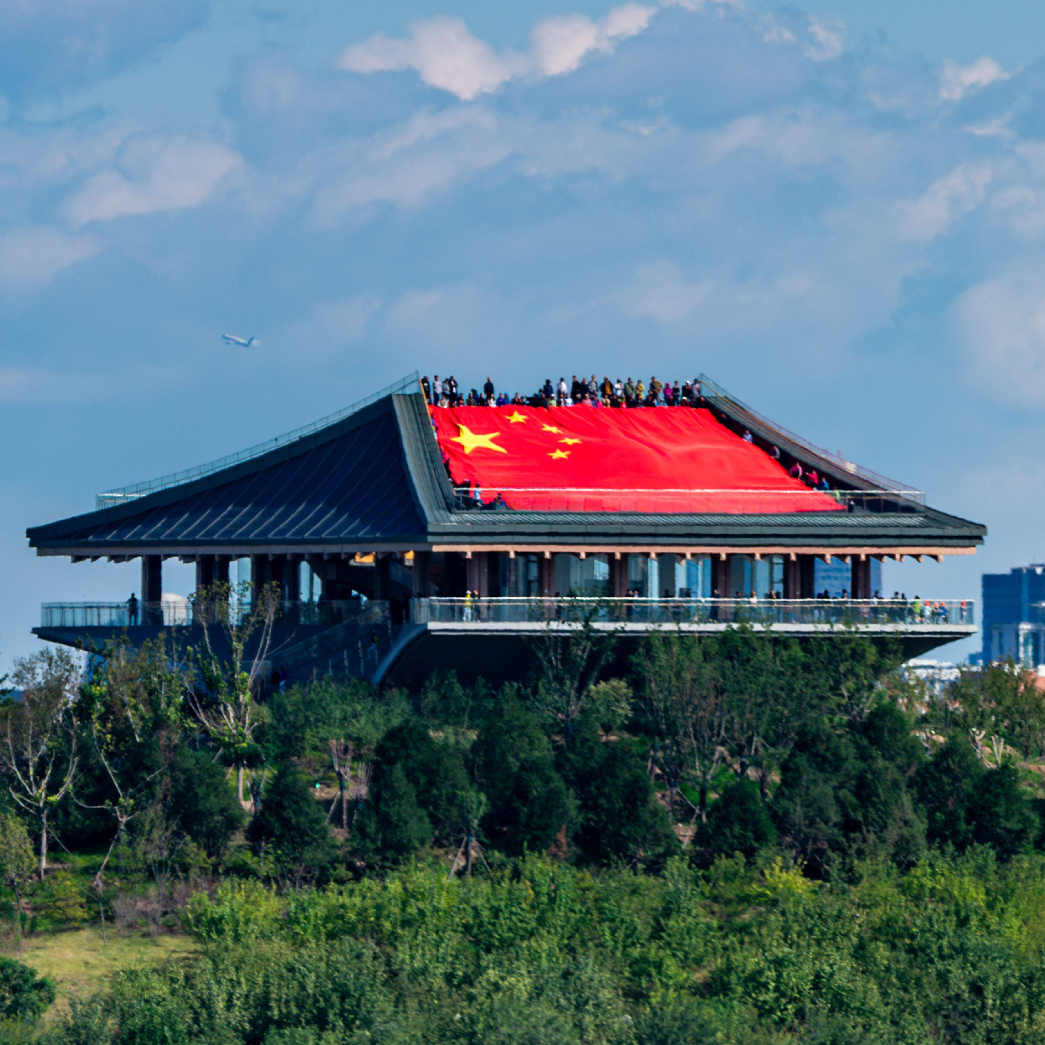 巨幅国旗飘扬南森观景台,铁路小站再现京苑铁路风貌
