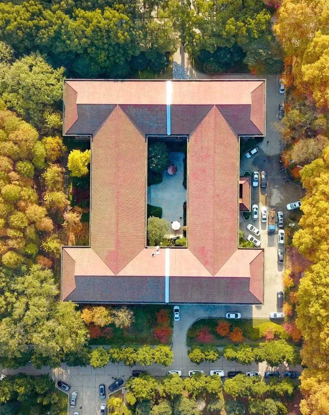 新运动场青春活力小红楼艺术楼古朴典雅图书馆逸夫楼气势恢宏建筑