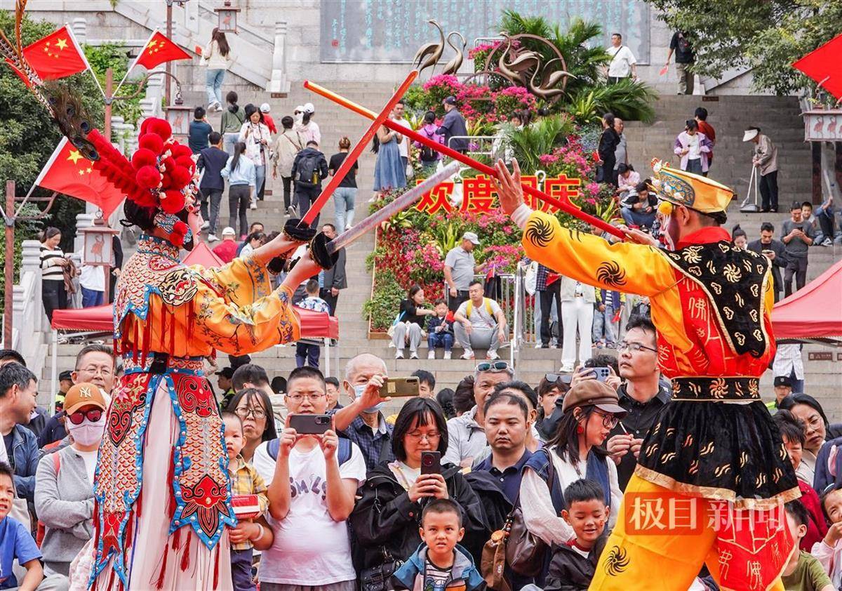 10月3日下午2点,武汉黄鹤楼公园日场游客量接近公园最大承载量(50232