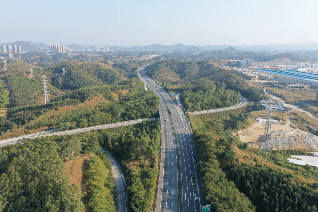 近年来,怀集的交通网络建设更加多样化,不再局限于铁路和高速公路建设