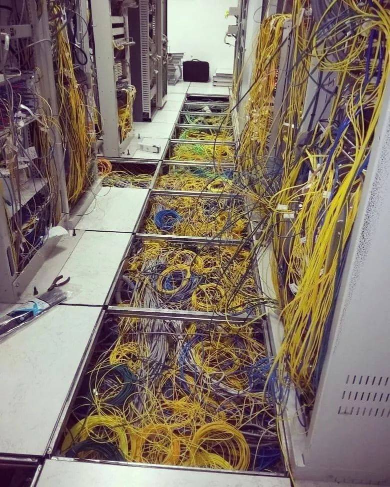 ‍‍以下为现机房状况图:数据机房存在布线凌乱,设备到处临时堆放