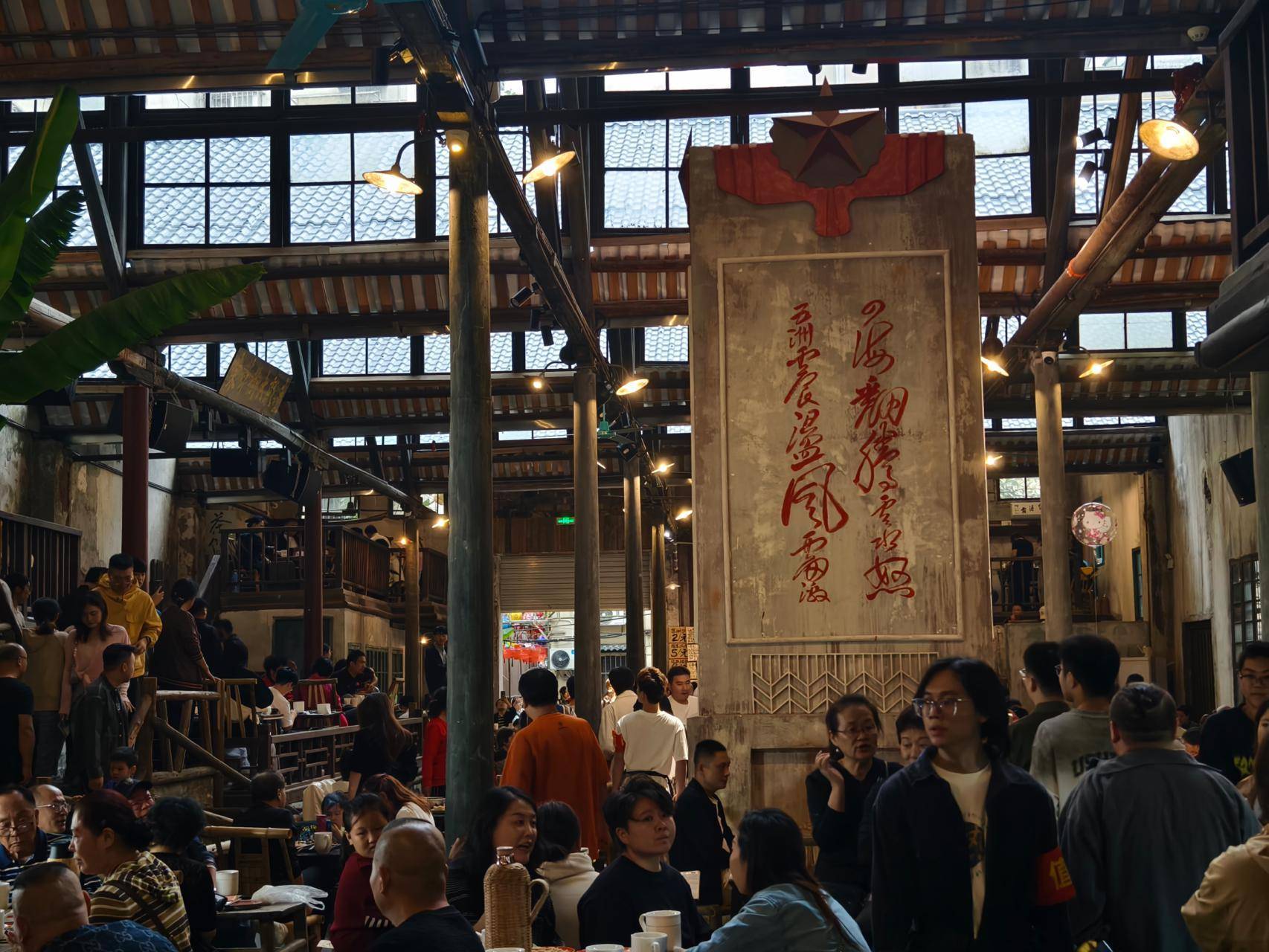 国庆佳节长沙东茅街茶馆成热门打卡点,特色小吃受游客欢迎