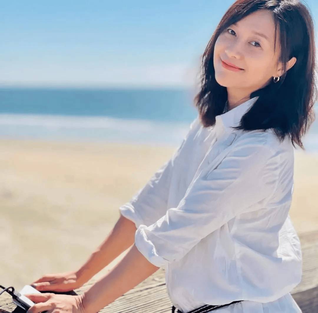 50岁的徐静蕾有多酷?12年不恋爱不结婚,把家刷成全地狱黑,枯树搬进家