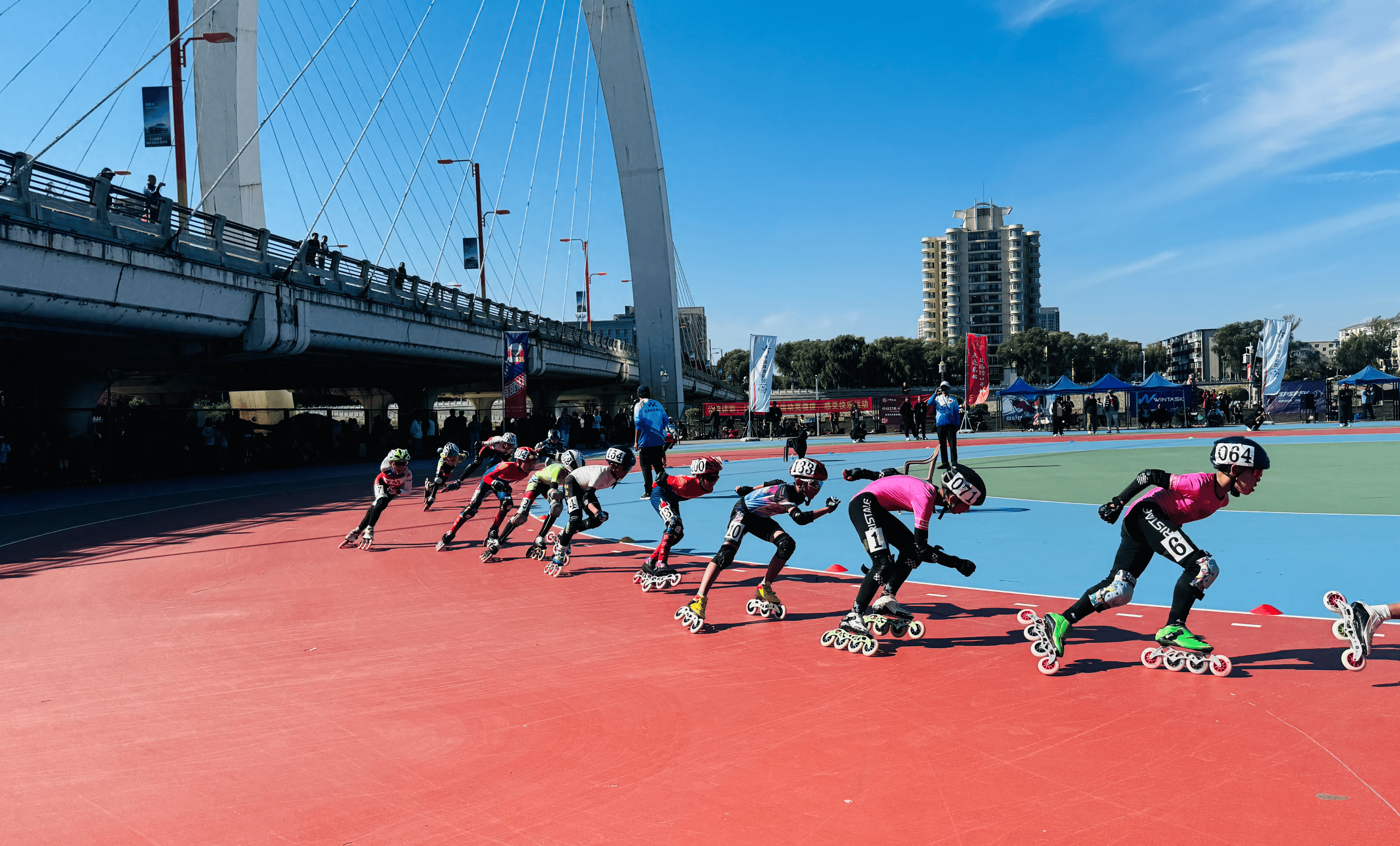 东北三省速度轮滑公开赛在梅河口市鸣枪_比赛_运动_吉林省