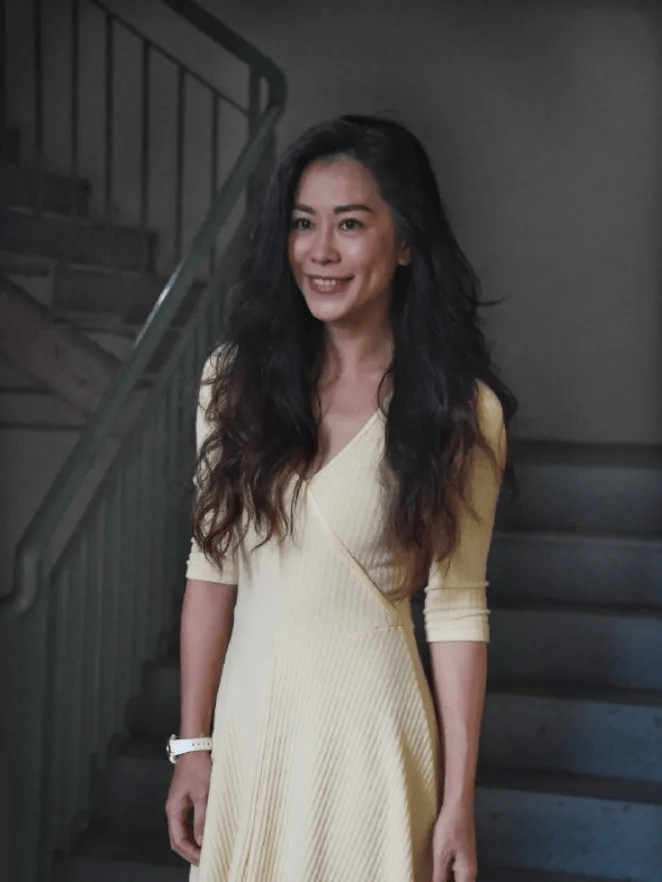 在当时美女如云的华语圈,谢韵仪的长相算不上顶级大美人,但举止间都是