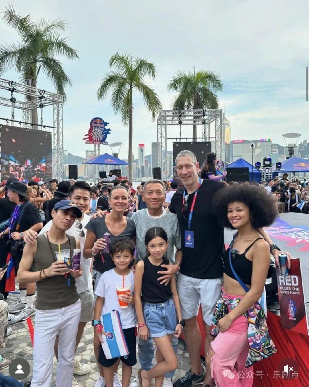 何超琼旧爱陪10岁女儿过周末,57岁满脸皱纹状态真实,一脸慈父样