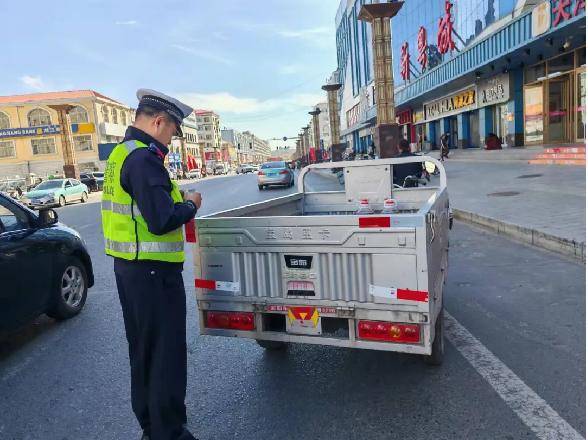 大庆交警国庆节期间全警全时坚守一线 满城警色护平安