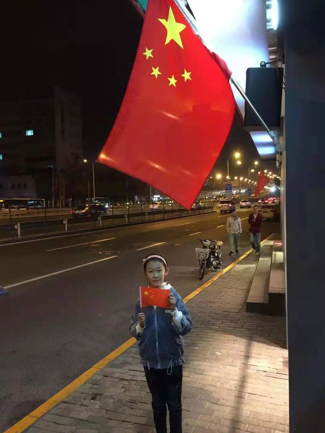 【幸福五小 德育活动】我和国旗合个影 爱国情结驻心间