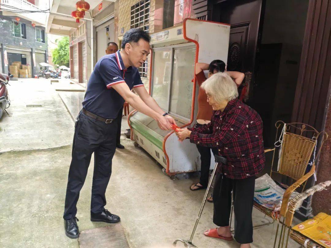 仑苍镇开展重阳节走访慰问活动