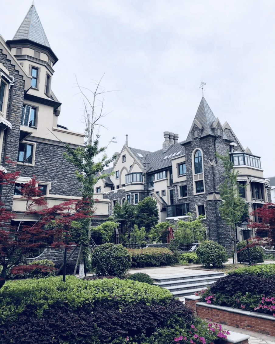 最近的年轻人，流行去富人小区旅游