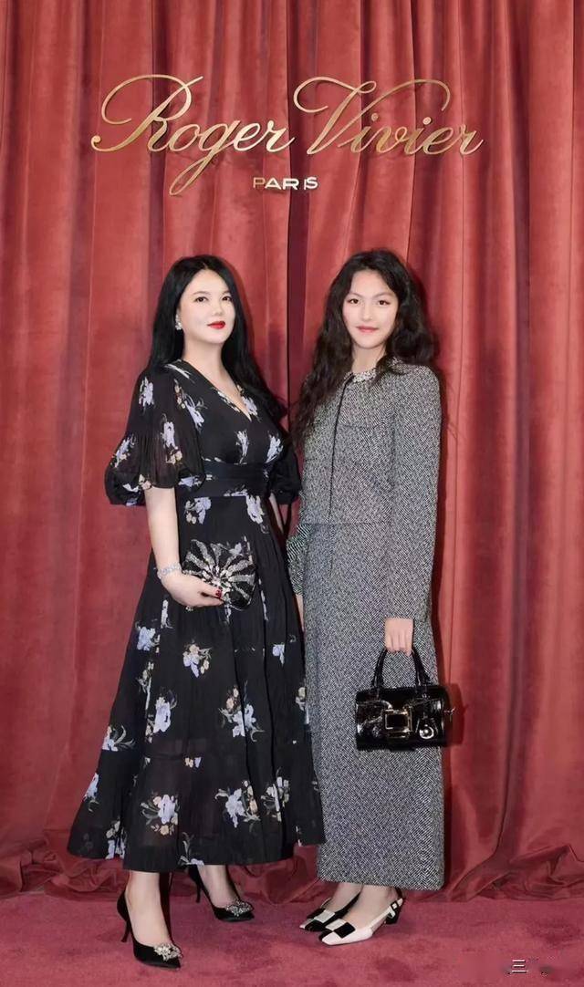 李湘和王岳伦为女儿庆生,三人在三个地方,远隔九千公里传递爱