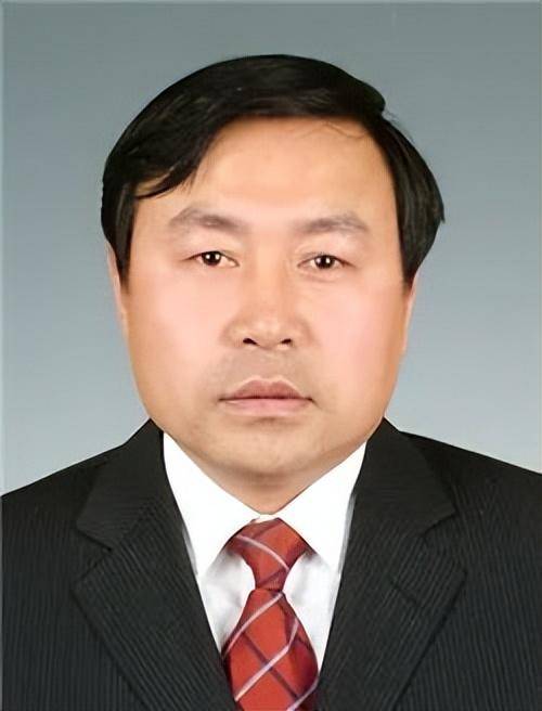 曾任辽阳县首山乡乡长,党委书记,辽阳县政府副县长,灯塔市政府副市长