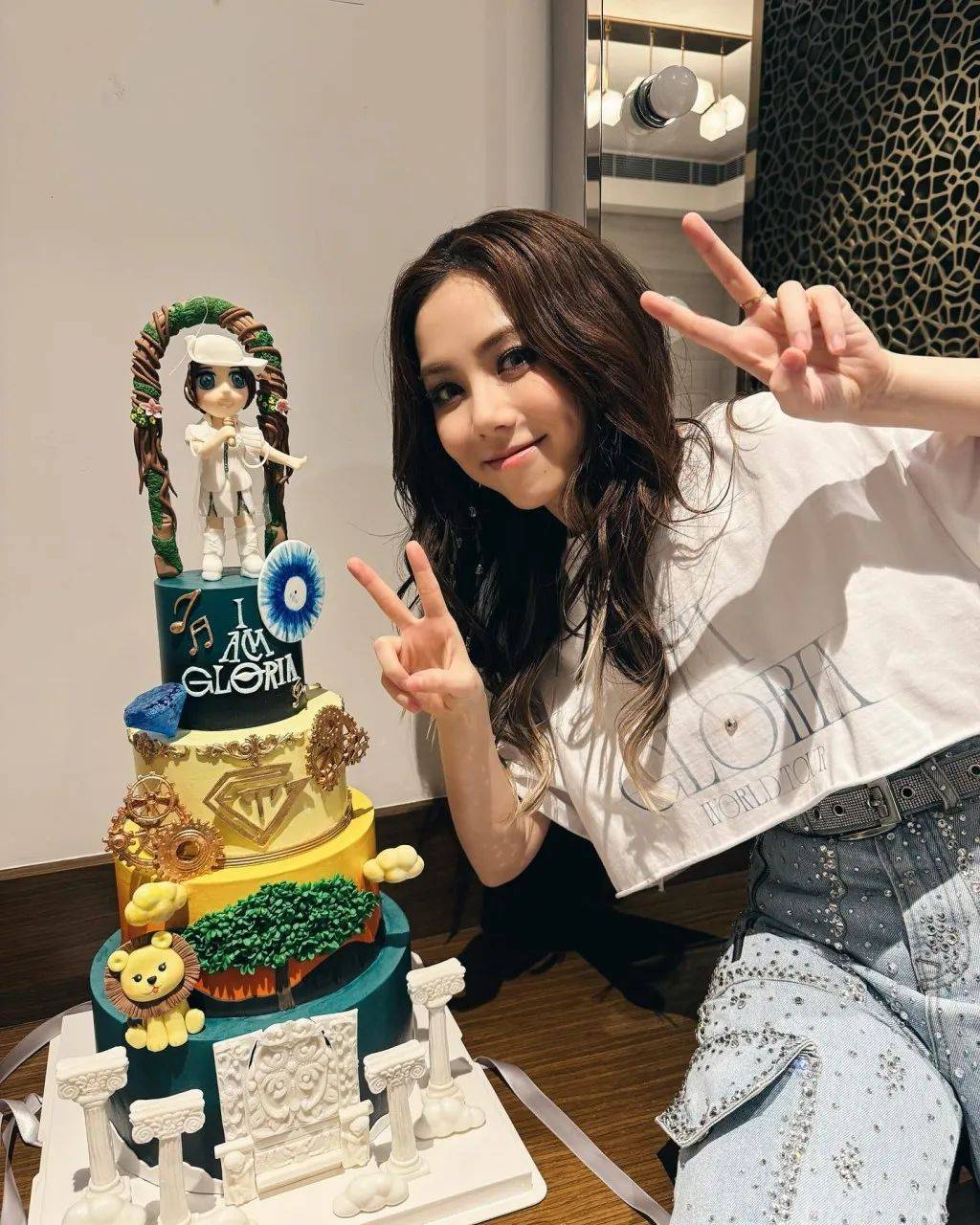 天后邓紫棋再现富婆本色，晒私人飞机工作照，被传去年开演唱会吸金五亿元_搜狐网