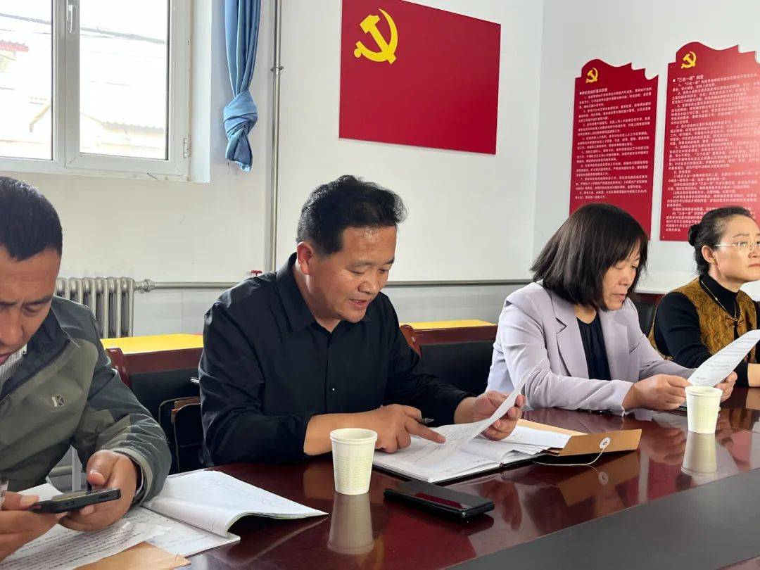 小学部执行校长刘丽文,附小东校长薄江燕,副校长杨永志热烈欢迎督导组