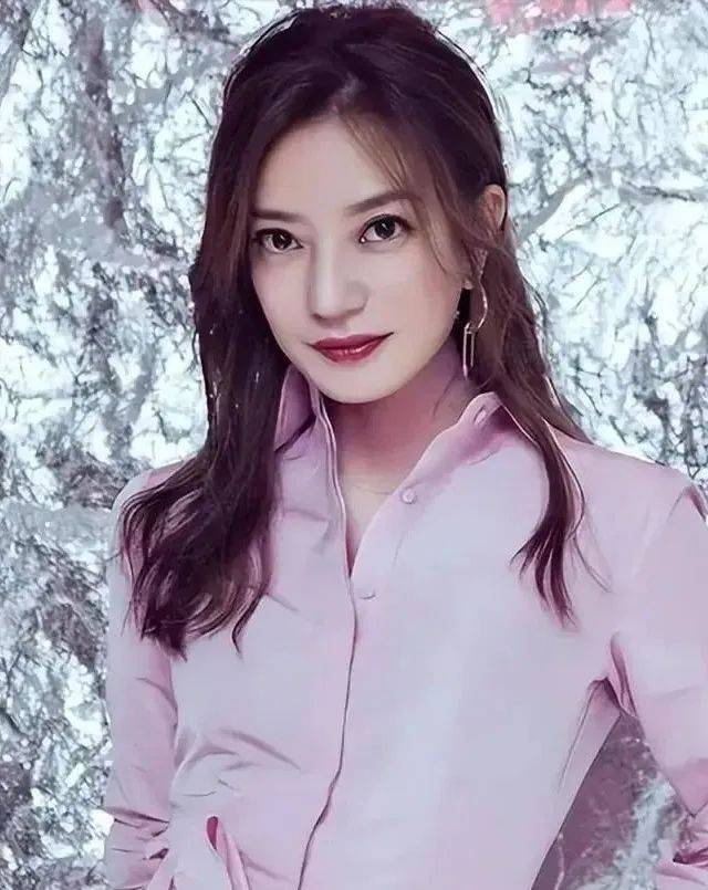 之后赵薇就以演员,导演这两种身份在娱乐圈发展,甚至还跟富商丈