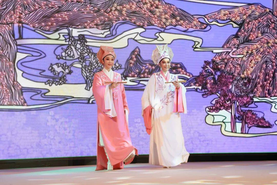 浙江小百花越剧院的艺术家们带来经典剧目《梁祝・十八相送》深情并茂的