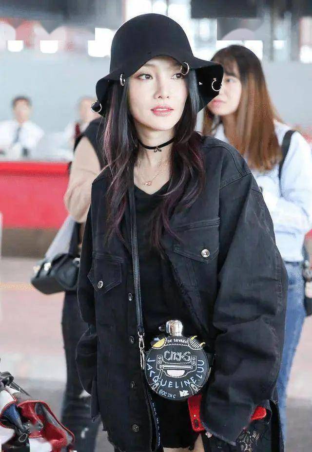 李小璐拍写真放飞自我!穿奶白衬衫只系一颗扣,43岁又纯又欲嫩似蜜桃