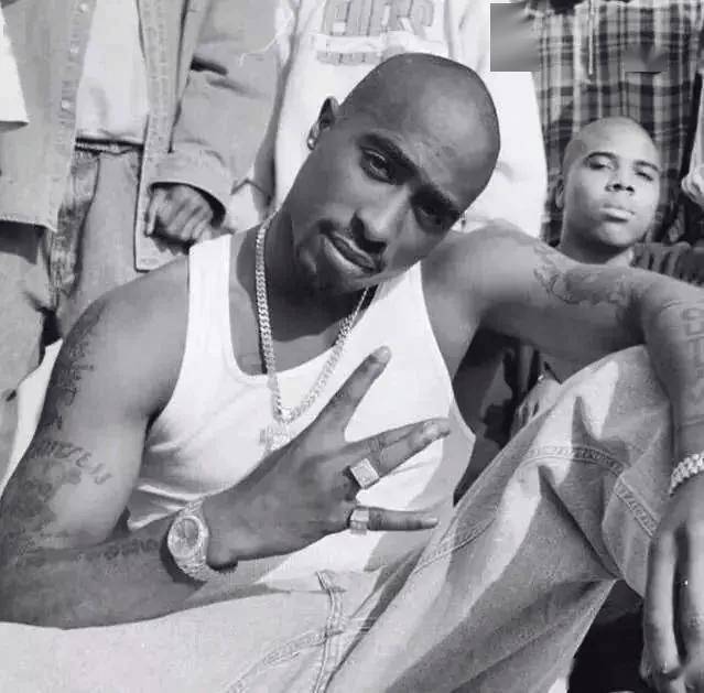 还有在说唱圈里很火的"ok"手势,其实在国外代表着血帮的手势,如果在