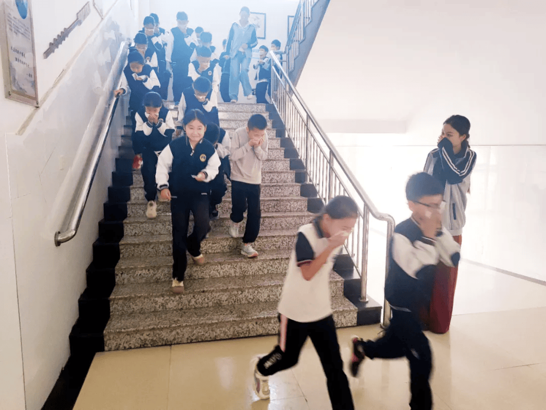 宏利佳学校小学部开展秋季消防安全疏散演练!