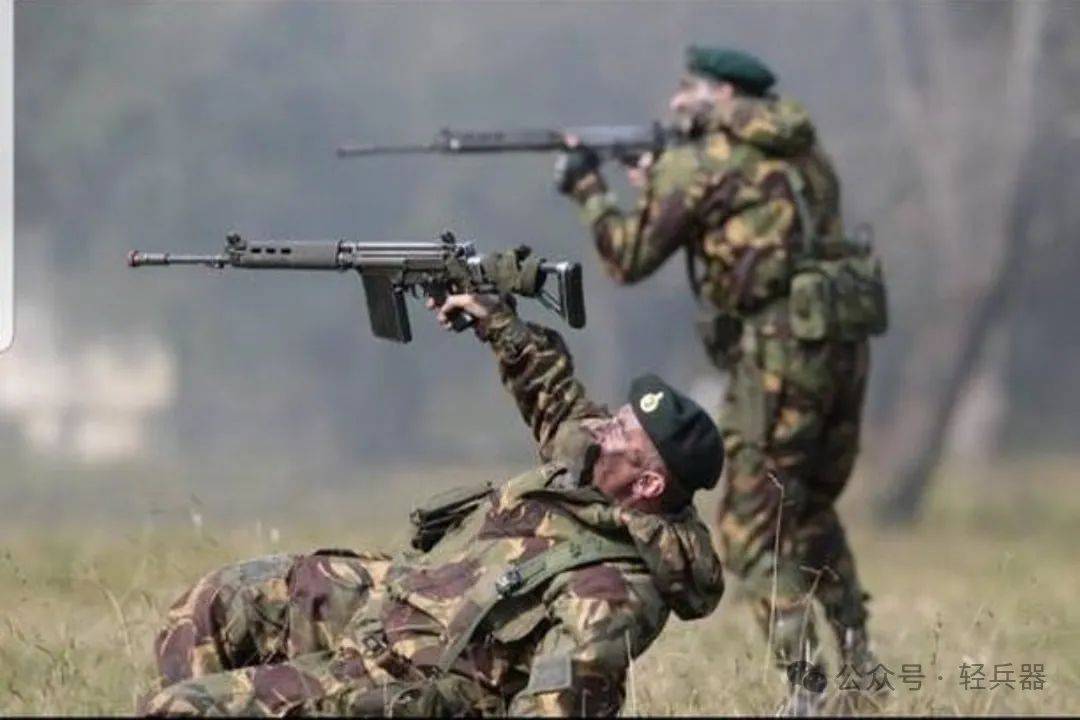 这可能是使用了从阿根廷军队手上缴获的fal伞兵型参加演习在阿富汗的