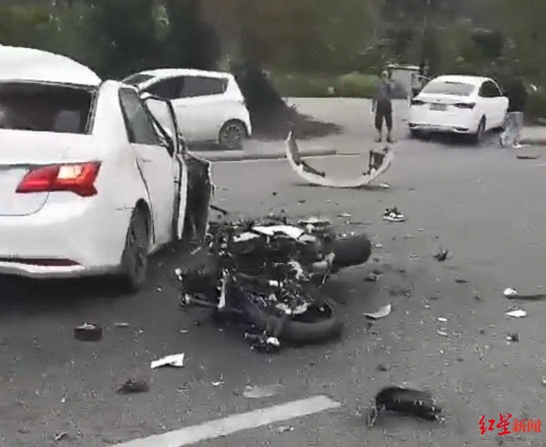 乐山一摩托车与轿车相撞致3人死亡:两车均受损严重,事故原因正在调查_