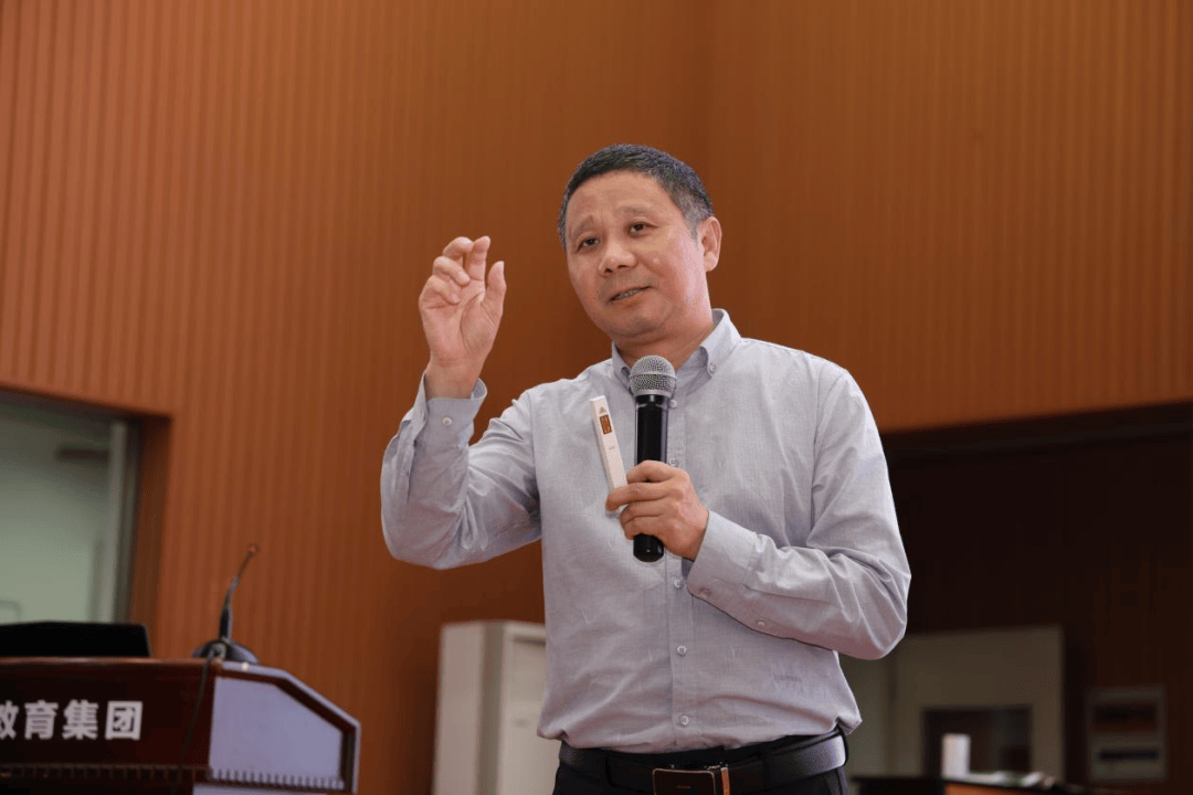 家校携手,共铸未来 衢州二中举办2025届高三年级家长会