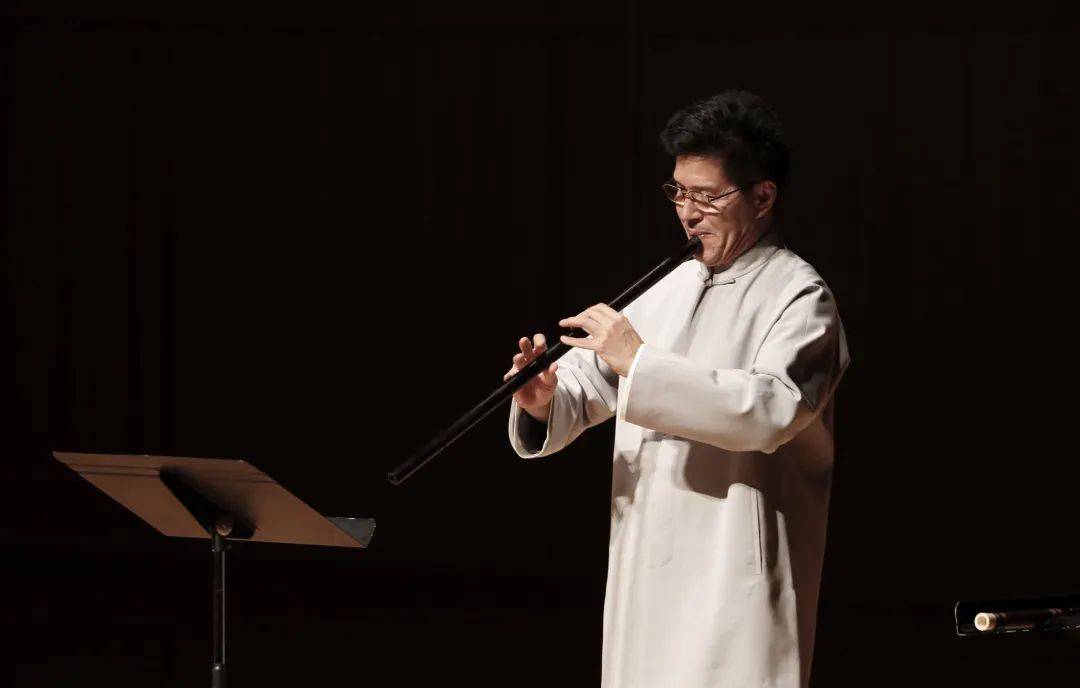 音乐会的点题之作《相和歌》(箫与竖琴版本),由美国著名作曲家joel