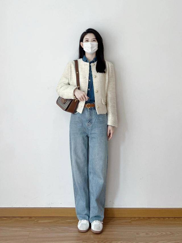 黑色卫衣和黑色直筒开叉裙的搭配,就比较适合浅色系的德训鞋了,能够