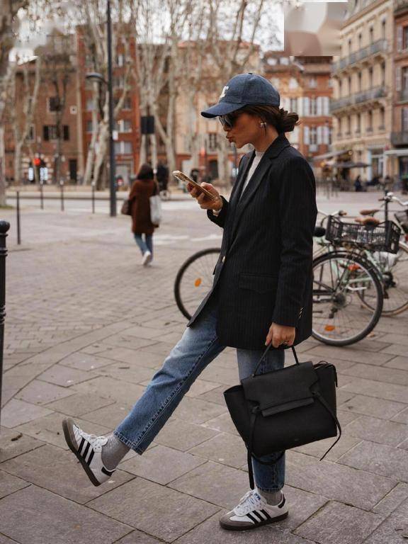 黑白拼色的德训鞋,是比较经典简约的款式,适配度非常高,搭配牛仔烟管