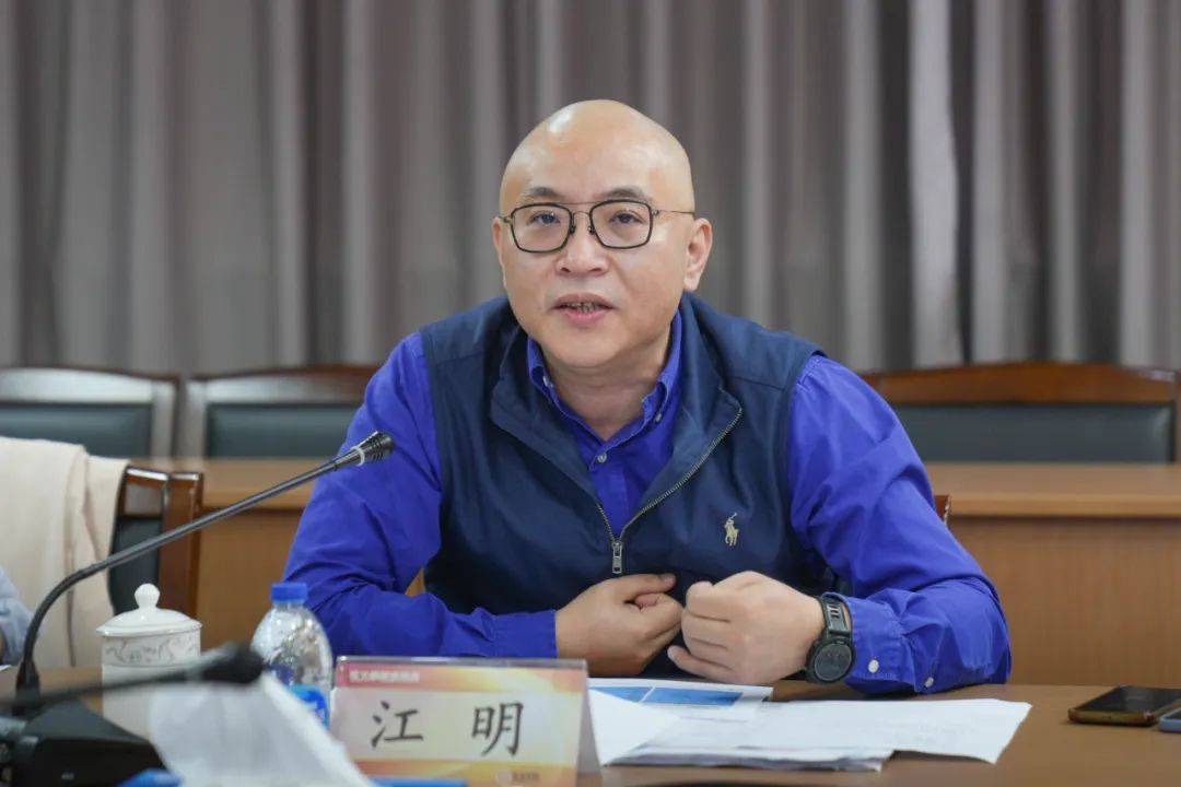 10月21日,上海市教师教育学院副院长江明带领教师发展服务部部长黄忠