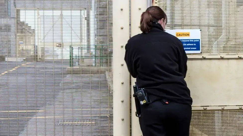 英国再度提前释放出大批囚犯!_手机搜狐网