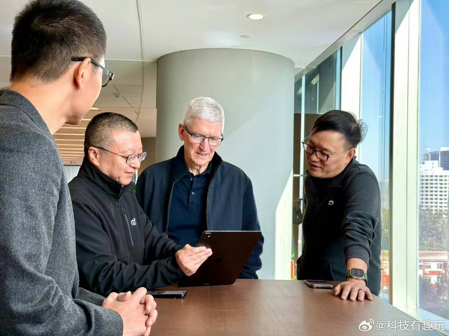 苹果ceo库克到访微博总部