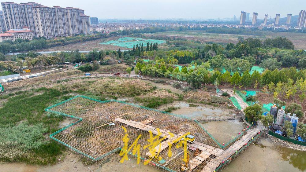 排空湖水清淤提质,济南彩虹湖景观全面改造提升_王锋_湖区_施工人员