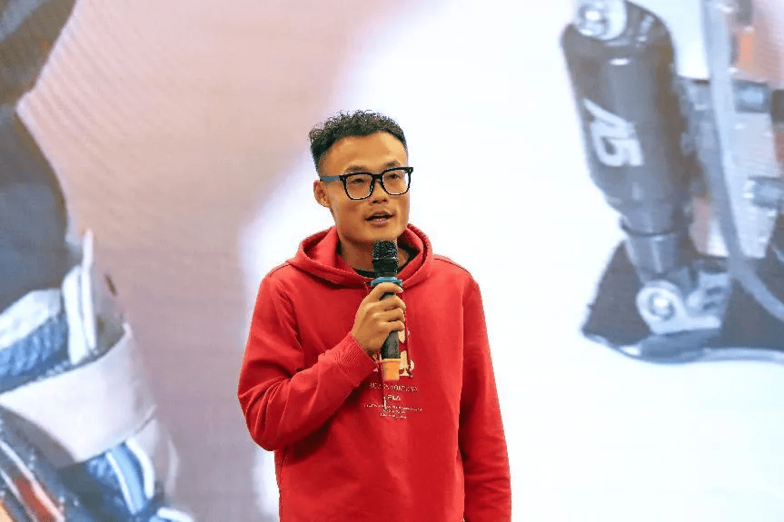 "32岁梁开宇为我们带来他截肢未言败,积极乐观面对生活,全身心投入义