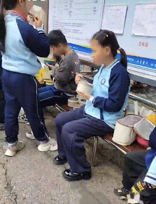 株洲一学校不让自带饭菜学生进食堂吃饭引质疑,学校:怕交叉感染