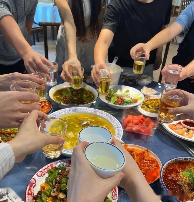 退休后聚餐,酒桌上这3件事要守口如瓶,省得找麻烦还让晚辈嫌弃