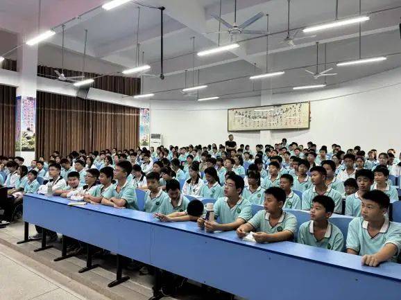 我镇计生协会联合南安市计生协会,教师进修学校于东田中学开展"成长之