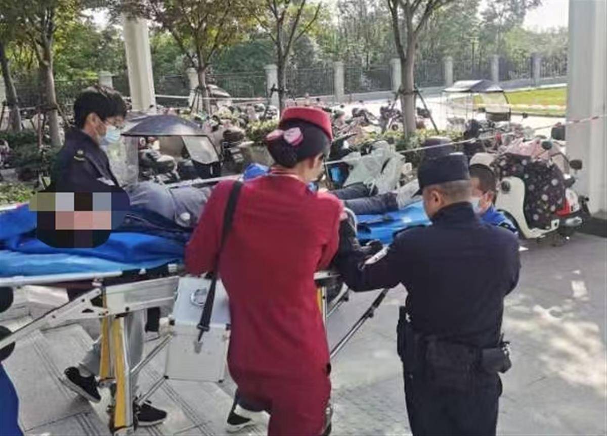 送医途中堵车辅警背老人百米冲刺=民辅警24秒冲上5楼救坐阳台外老人