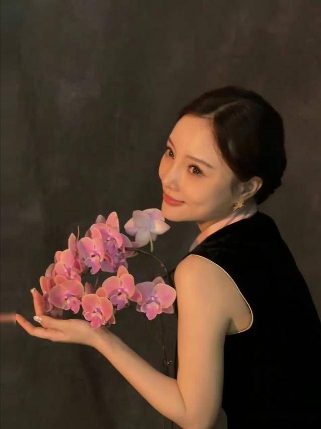 妈妈比女儿还漂亮!李小璐一家三代同框,68岁张伟欣老了仍旧很美