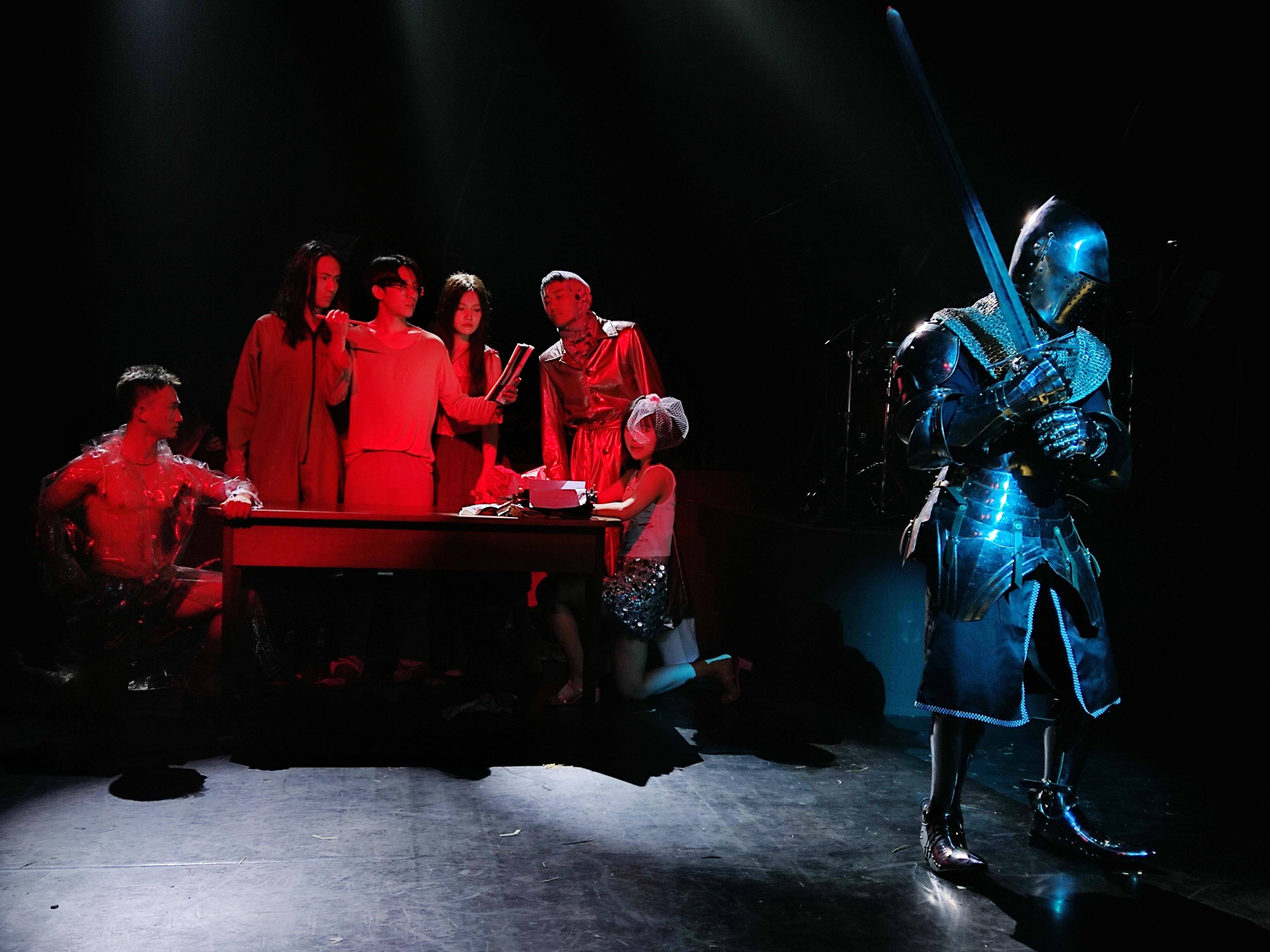 桥下，月光穿过孔洞》正上演，原著作者李晓珞：我的兴趣在于钻研叙述_搜狐网, image size:4000x3000