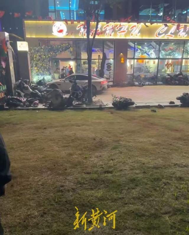小米SU7车主持刀伤人事件中拱火挑衅者遭人肉，律师：微信群骂人或将被行政处罚
